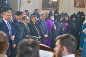 ممثلاً عن الرئيس عباس.. د. خوري يشارك في قداس عيد الميلاد والغطاس بحسب تقويم الكنيسة الأرمنية
