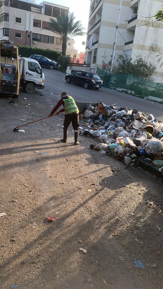 بلدية صيدا تبادر برفع النفايات المتكدسه في منطقة عبرا قبيل العاصفة المرتقبة