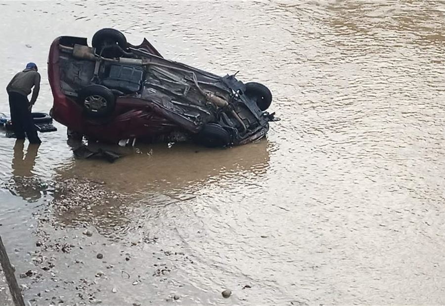 حادث سير مروع وسقوط سيارة في النهر