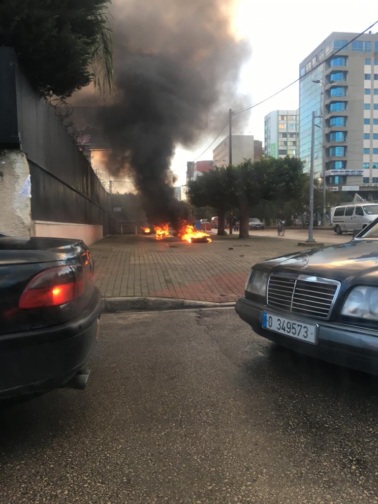 بالصور.. "تحركات احتجاجية" وقطع طرقات في مناطق لبنانية متفرقة