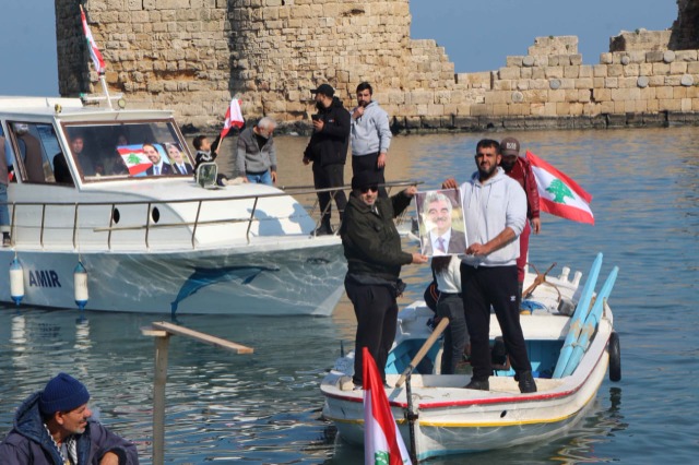 بالصور: مسيرة مراكب بحرية لصيادي الأسماك في صيدا وفاء للرئيس الشهيد رفيق الحريري في ذكراه الـ19