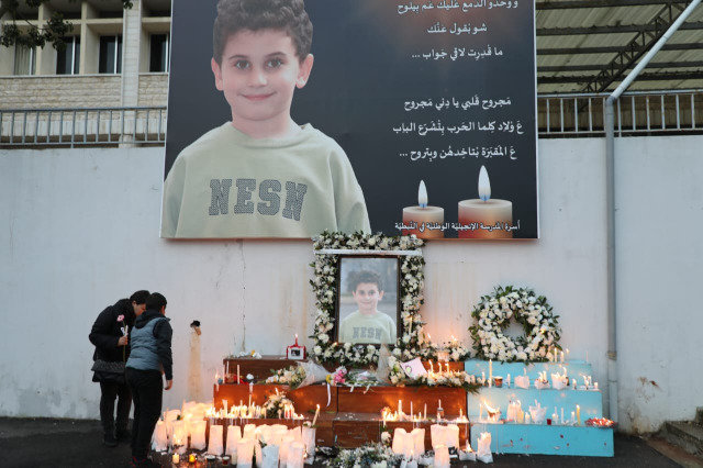 المدرسة الإنجيليّة الوطنية في النّبطيّة تقيم مسيرة شموع حدادا على روح الشهيد الطفل محمود عامر