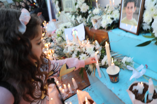 المدرسة الإنجيليّة الوطنية في النّبطيّة تقيم مسيرة شموع حدادا على روح الشهيد الطفل محمود عامر