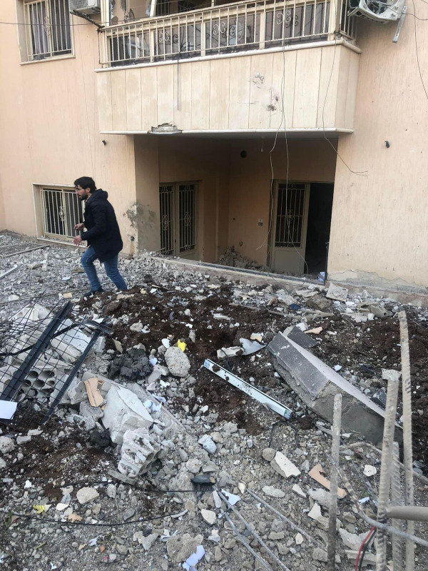 بالفيديو والصور - دمار كبير في شقة سكنية جراء الغارة الاسرائيلية على كفررمان