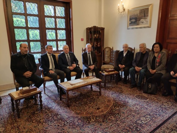 وفد من الجبهة الديمقراطية يقدم التعازي في السفارة الروسية- بيروت بضحايا الهجوم الإرهابي