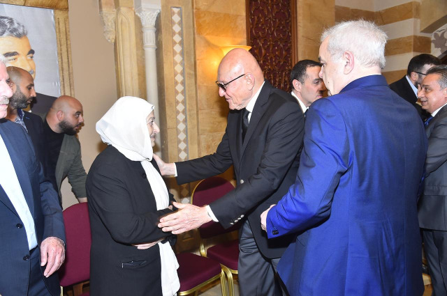 شخصيات ومرجعيات سياسية وحزبية وروحية وعسكرية عزت بالحاج مصطفى الحريري في بيت الوسط