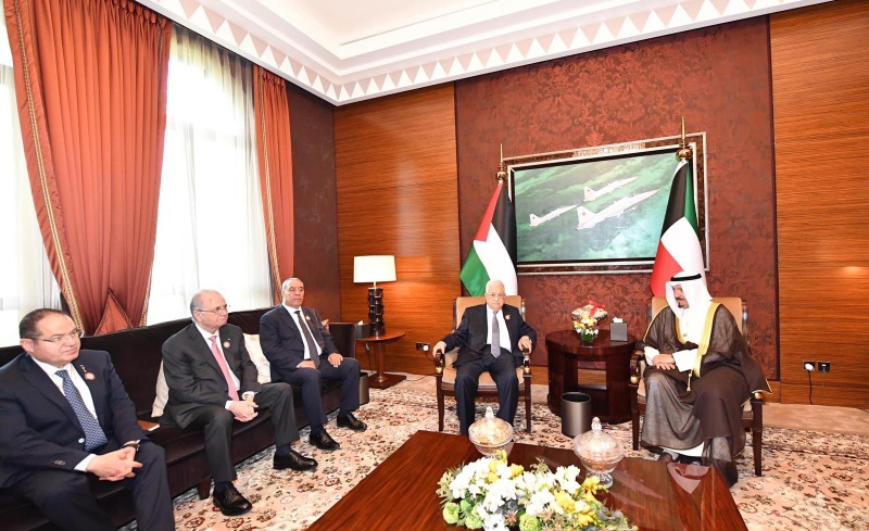 الرئيس عباس يجتمع مع رئيس وزراء الكويت