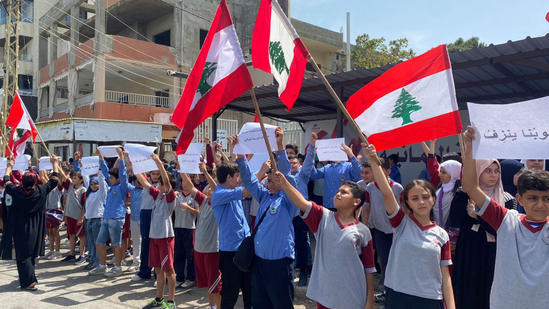 وقفة تضامنية لطلاب "المدرسة العمانية النموذجية الرسمية - صيدا" مع تلامذة الجنوب