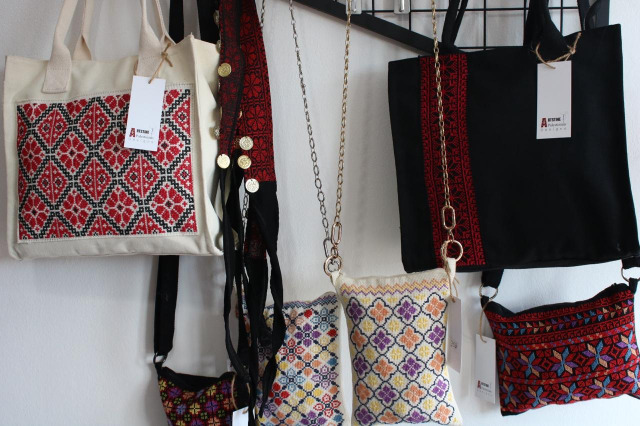 تدشين مشروع "artistine Palestinian designs" للتراثيات