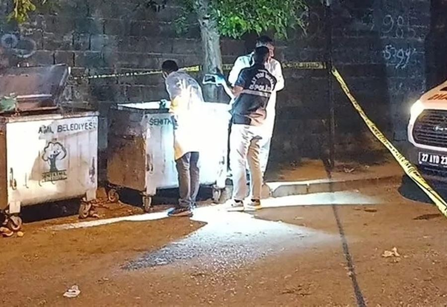 قتلها ورماها في القمامة... يتجول بجثة زوجته في الشارع