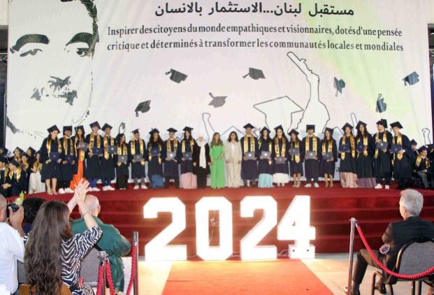 ثانوية رفيق الحريري احتفلت بتخريج الدفعة الـ35 من طلابها بالتزامن مع الذكرى الـ45 لتأسيس مؤسسة الحريري