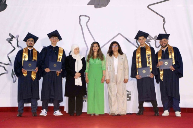 ثانوية رفيق الحريري احتفلت بتخريج الدفعة الـ35 من طلابها بالتزامن مع الذكرى الـ45 لتأسيس مؤسسة الحريري