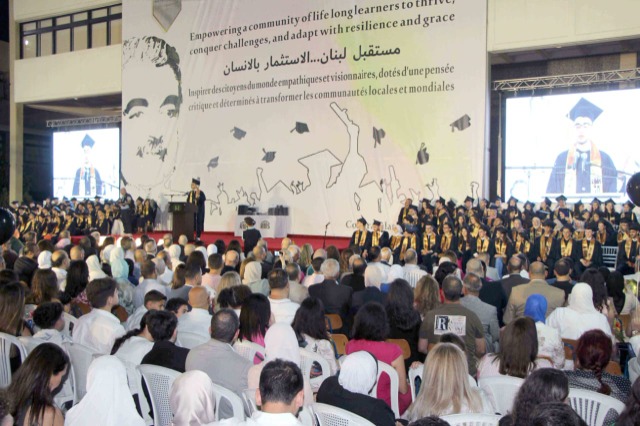 ثانوية رفيق الحريري احتفلت بتخريج الدفعة الـ35 من طلابها بالتزامن مع الذكرى الـ45 لتأسيس مؤسسة الحريري