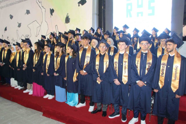 ثانوية رفيق الحريري احتفلت بتخريج الدفعة الـ35 من طلابها بالتزامن مع الذكرى الـ45 لتأسيس مؤسسة الحريري