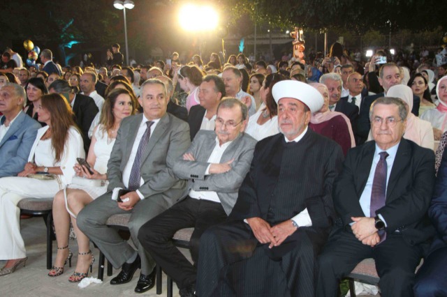 ثانوية رفيق الحريري احتفلت بتخريج الدفعة الـ35 من طلابها بالتزامن مع الذكرى الـ45 لتأسيس مؤسسة الحريري