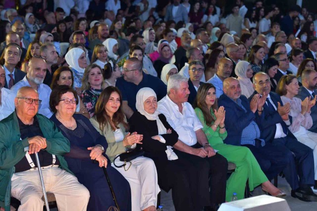 ثانوية رفيق الحريري احتفلت بتخريج الدفعة الـ35 من طلابها بالتزامن مع الذكرى الـ45 لتأسيس مؤسسة الحريري