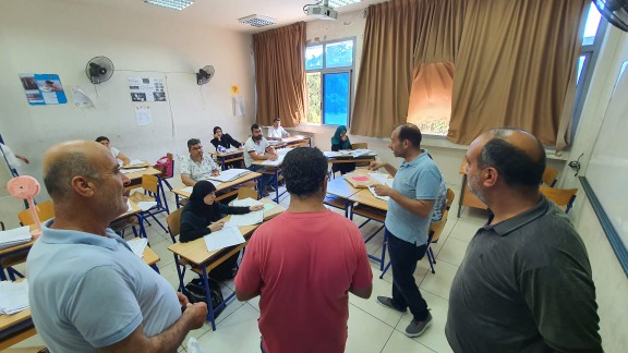 رئيس دائرة الامتحانات الرسمية يتفقد أعمال التصحيح في "العُمانية"
