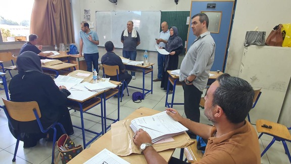 رئيس دائرة الامتحانات الرسمية يتفقد أعمال التصحيح في "العُمانية"