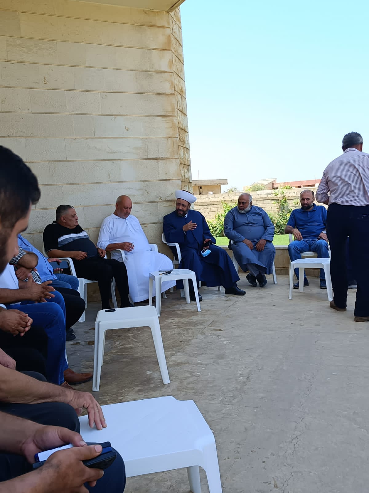 القاضي عريمط يستقبل المهنئين بسلامة عودته من رحلة العلاج.. شاكرين رجل الأعمال خلف الحبتور على الضيافة