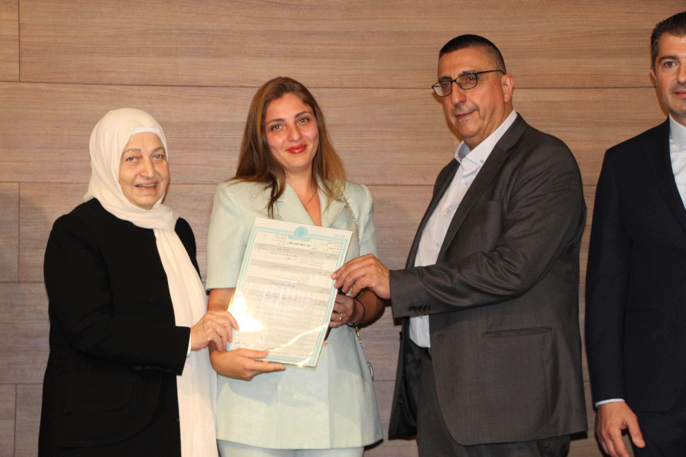 تسليم الدفعة الأولى من سندات تمليك بيوت التعمير في صيدا والمية ومية لأصحابها باجتماع موسع في بلدية المدينة