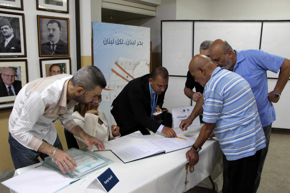 تسليم الدفعة الأولى من سندات تمليك بيوت التعمير في صيدا والمية ومية لأصحابها باجتماع موسع في بلدية المدينة