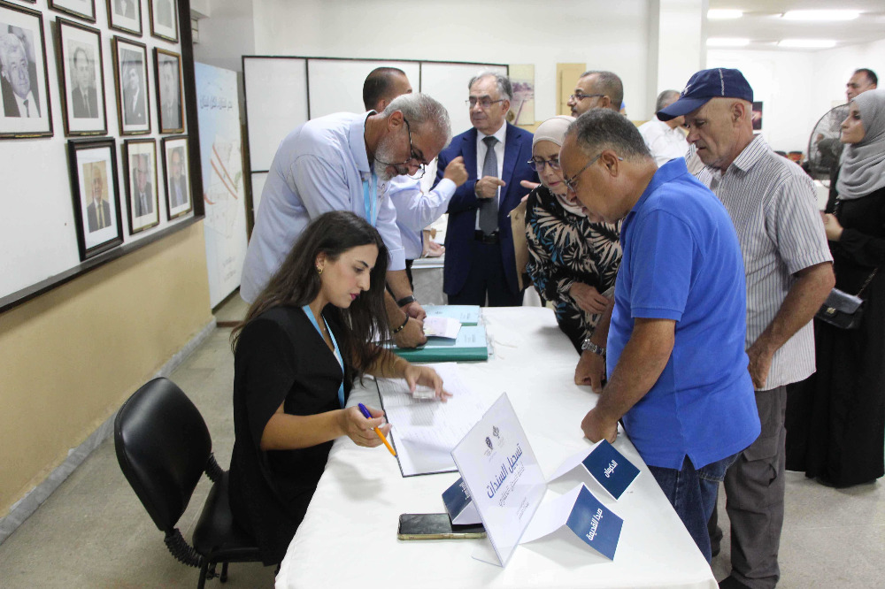 تسليم الدفعة الأولى من سندات تمليك بيوت التعمير في صيدا والمية ومية لأصحابها باجتماع موسع في بلدية المدينة