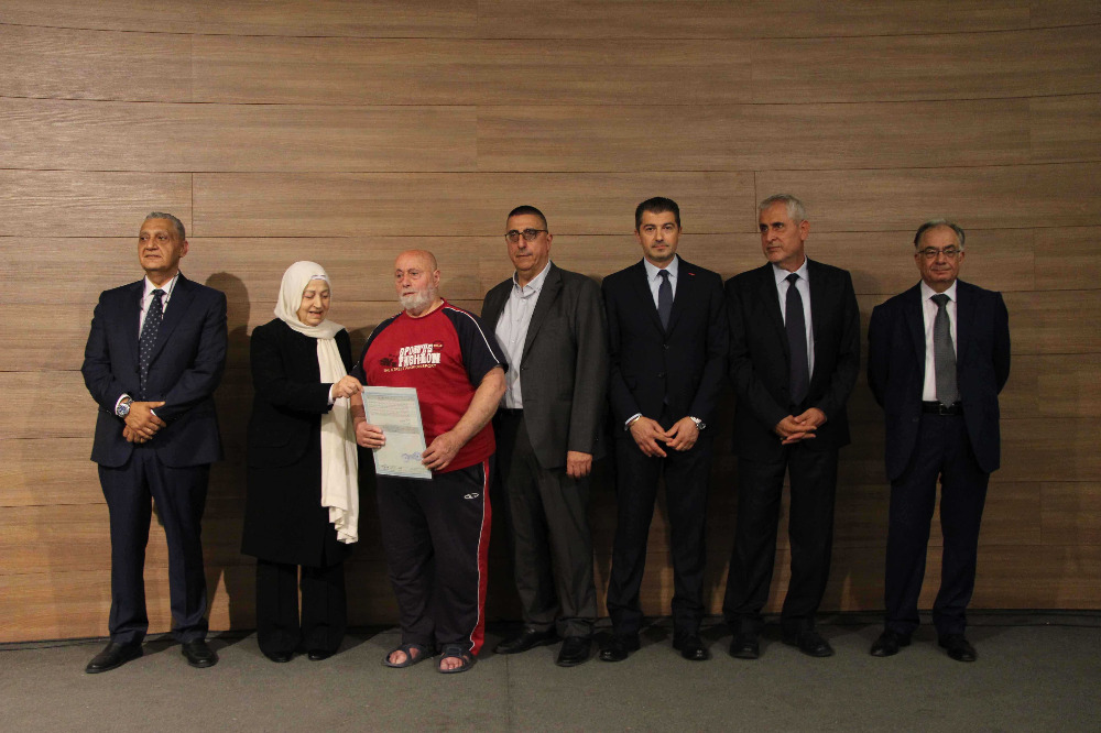 تسليم الدفعة الأولى من سندات تمليك بيوت التعمير في صيدا والمية ومية لأصحابها باجتماع موسع في بلدية المدينة