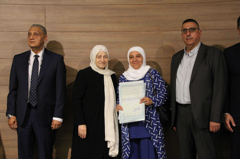 تسليم الدفعة الأولى من سندات تمليك بيوت التعمير في صيدا والمية ومية لأصحابها باجتماع موسع في بلدية المدينة