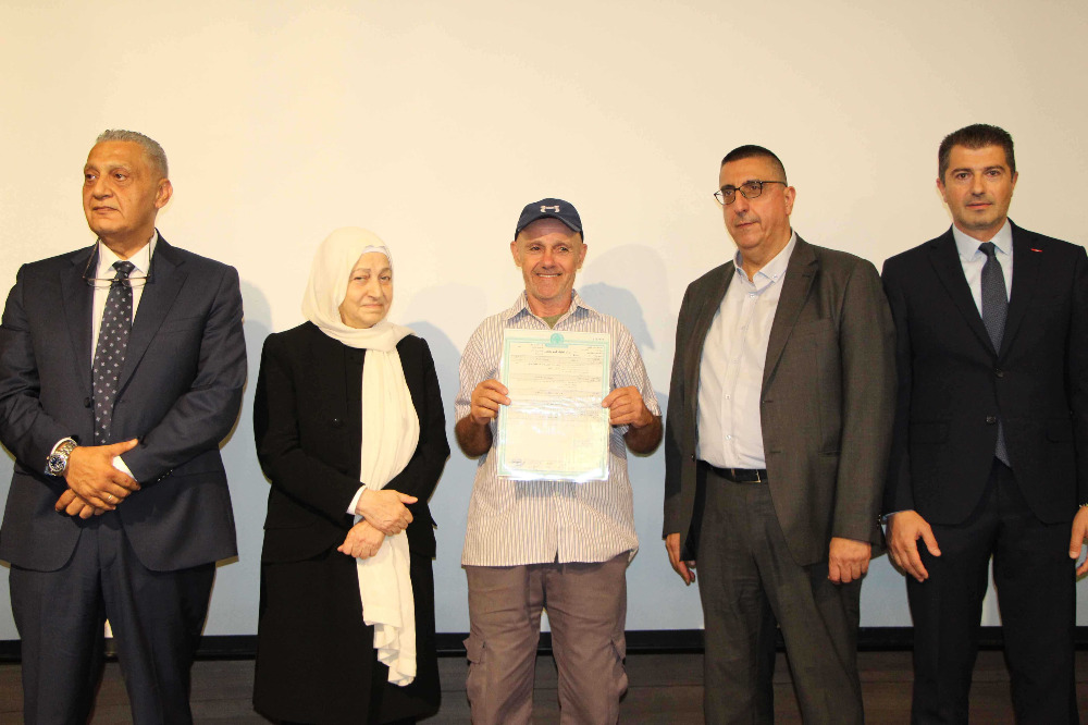 تسليم الدفعة الأولى من سندات تمليك بيوت التعمير في صيدا والمية ومية لأصحابها باجتماع موسع في بلدية المدينة