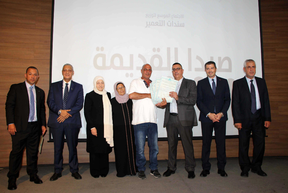 تسليم الدفعة الأولى من سندات تمليك بيوت التعمير في صيدا والمية ومية لأصحابها باجتماع موسع في بلدية المدينة