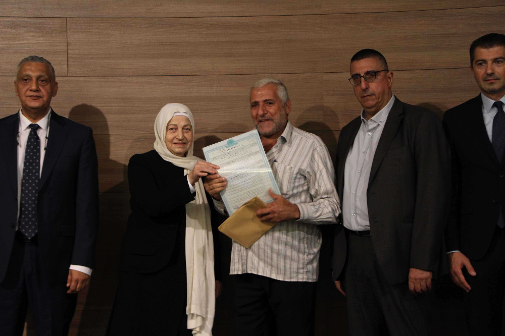 تسليم الدفعة الأولى من سندات تمليك بيوت التعمير في صيدا والمية ومية لأصحابها باجتماع موسع في بلدية المدينة