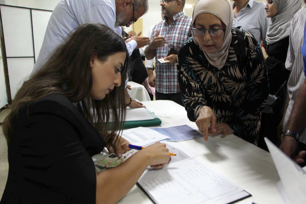 تسليم الدفعة الأولى من سندات تمليك بيوت التعمير في صيدا والمية ومية لأصحابها باجتماع موسع في بلدية المدينة