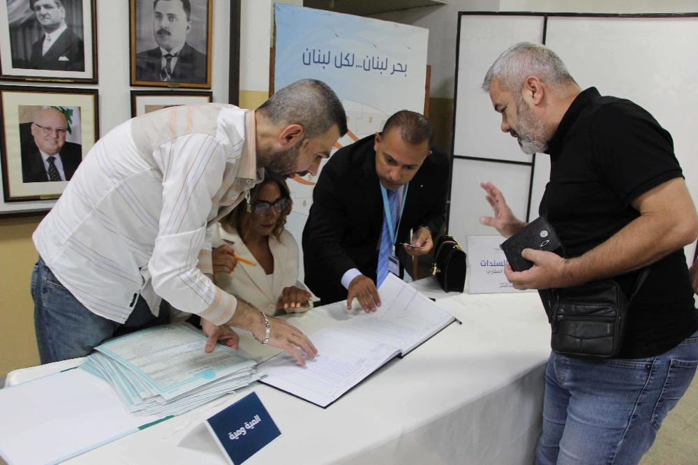 تسليم الدفعة الأولى من سندات تمليك بيوت التعمير في صيدا والمية ومية لأصحابها باجتماع موسع في بلدية المدينة