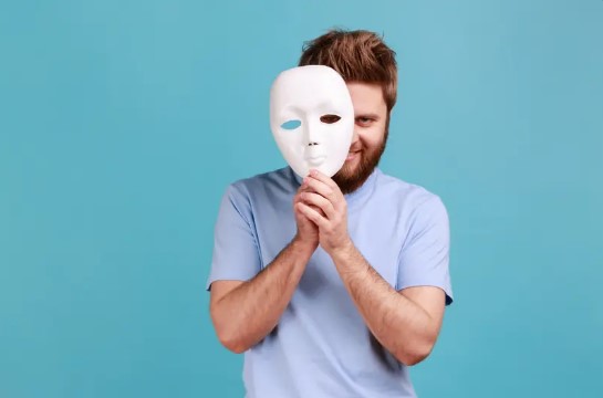 10 طرق تكشف الكاذب.. منها نبرة الصوت ولغة الجسد