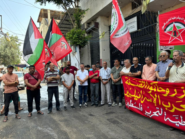 "الجبهة الديمقراطية" تنظم وقفة تضامنية في مخيم عين الحلوة دعماً لغزة والضفة واستنكارًا للعدوان الإسرائيلي على اليمن