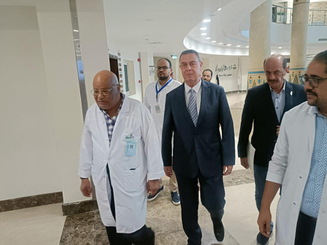 السفير اللوح ينقل تحيات الرئيس عباس للمرضى الفلسطينيين المتواجدين في مستشفيات محافظة الأقصر
