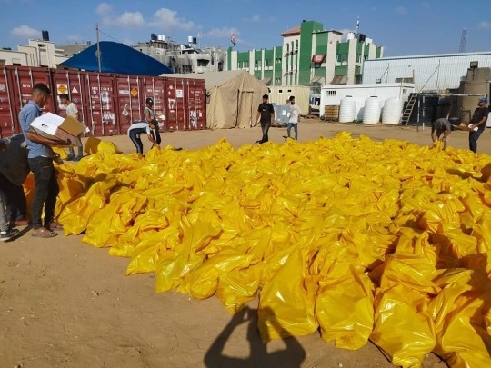 بتوجيهات د. أبو هولي.. اللجنة الشعبية للاجئين في مخيم خان يونس توزع بالتعاون مع "المستشفى الميداني الأردني" طروداً غذائية