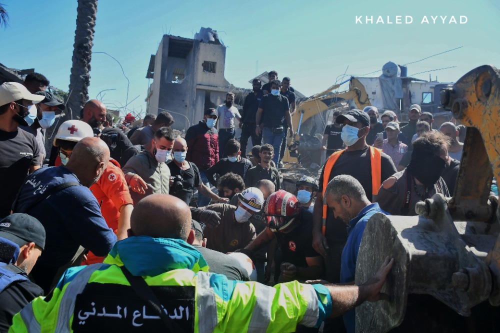 بالصور: جهود فرق الدفاع المدني والصليب الأحمر في حرب لبنان!