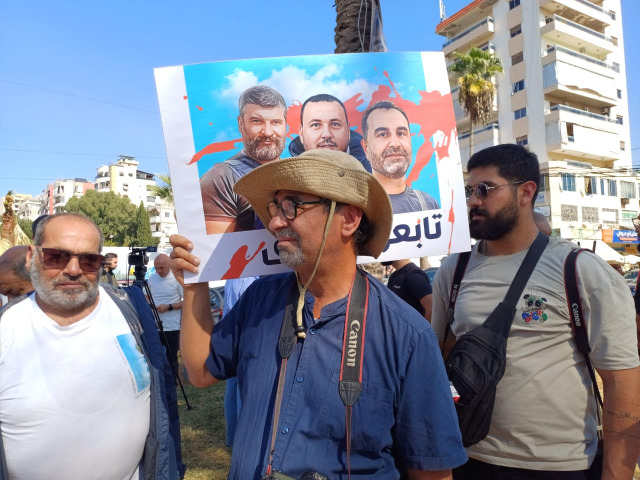 وقفة في ساحة الشهداء - صيدا استنكارا للعدوان الإسرائيلي الذي استهدف الأطقم الإعلامية في حاصبيا