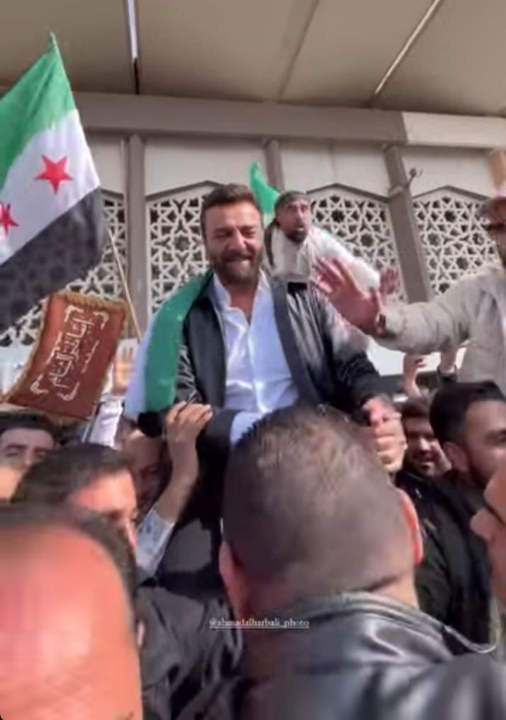 "أبو شهاب" يصل دمشق بعد غياب 14 عاما... ومحبوه يحملونه على الأكتاف!