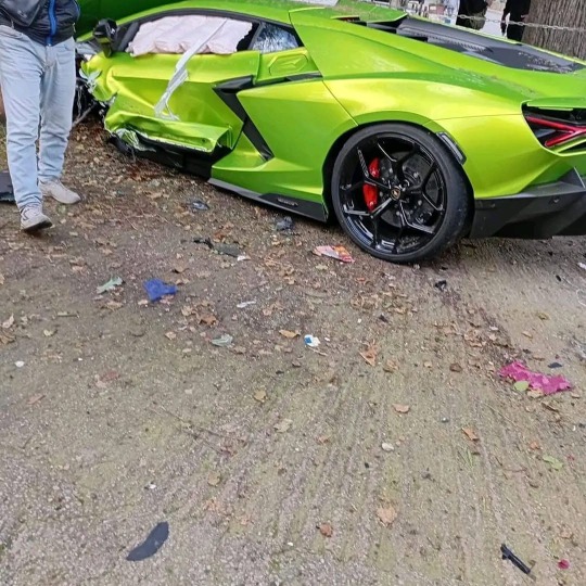 حادث سير يطيح بسيارة لامبورغيني ثمنها أكثر من نصف مليون دولار !