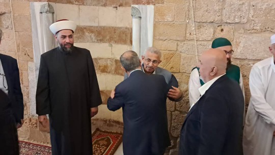 أسامة سعد يؤدي صلاة عيد الفطر ويزور أضرحة الشهداء في صيدا