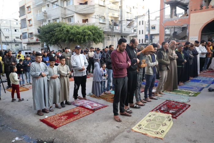 وسط قصف متواصل.. الغزيون يؤدون صلاة العيد فوق أنقاض المساجد