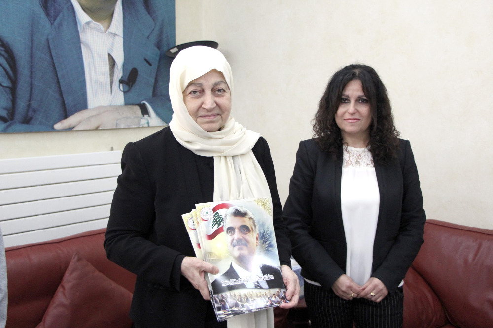 بهية الحريري تتسلم النسخة الأولى من كتيب "رفيق الحريري في عيون الأجيال" بذكراه العشرين