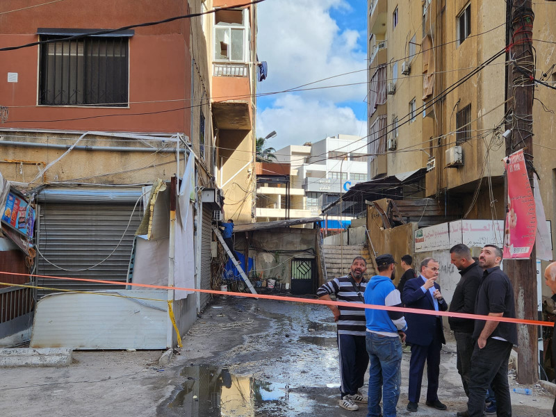 النائب البزري يتفقد موقع الغارة الإسرائيلية في صيدا