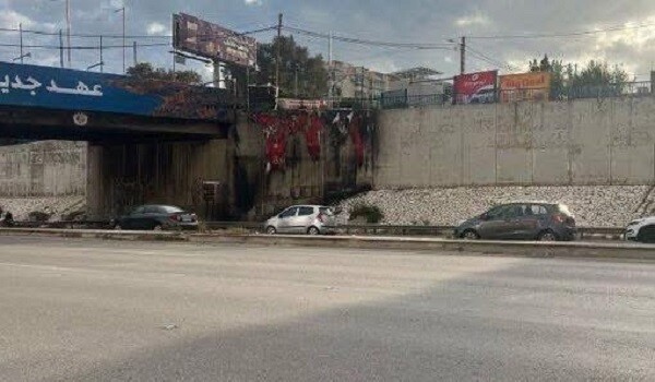 بالصور - بعد يوم على رفعها... احراق لافتات "عهد جديد للبنان" على طريق المطار
