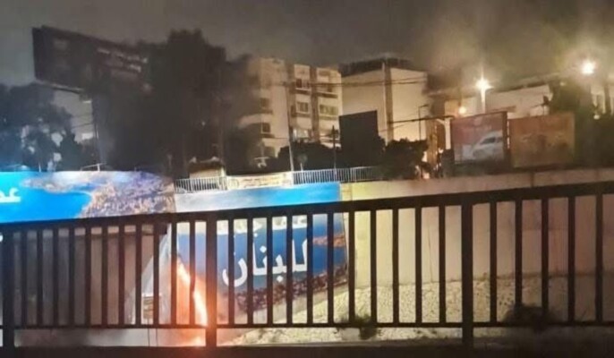 بالصور - بعد يوم على رفعها... احراق لافتات "عهد جديد للبنان" على طريق المطار