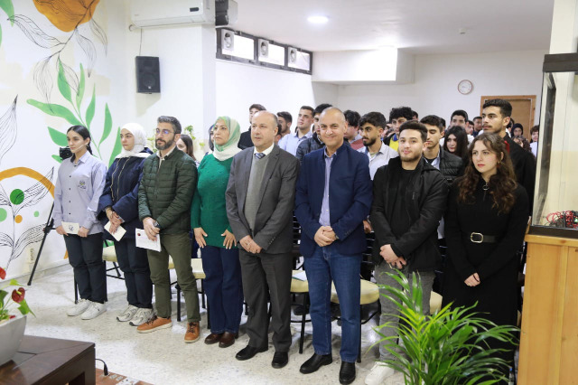 ثانوية السفير تكرّم الإعلامي رأفت نعيم.. عندما يتحول الخبر الصحفي كتابًا!