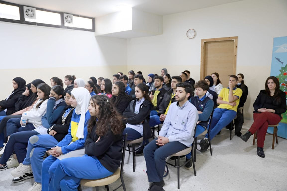 ثانوية السفير تكرّم الإعلامي رأفت نعيم.. عندما يتحول الخبر الصحفي كتابًا!