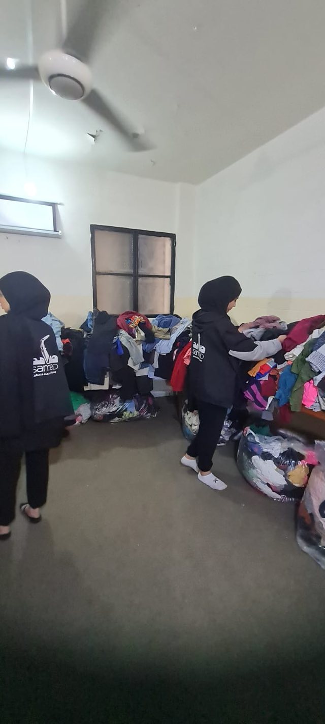 جمعية ابناء شهداء فلسطين "صامد" تستكمل توزيع الثياب في مخيم عين الحلوة